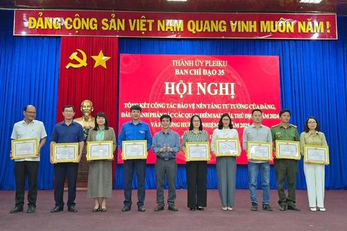 Pleiku: Khen thưởng 11 cá nhân xuất sắc trong công tác bảo vệ nền tảng tư tưởng của Đảng