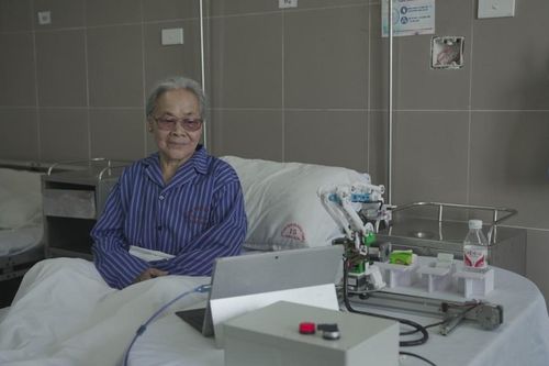Rô bốt thông minh: Sản phẩm hữu ích hỗ trợ về y tế