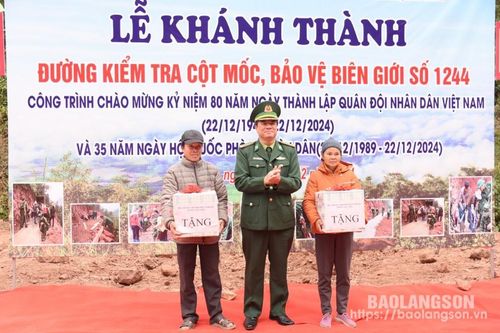 Hiến đất xây dựng đường kiểm tra cột mốc, đồng lòng bảo vệ biên cương