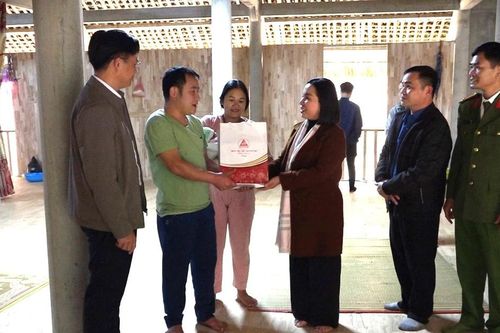 Trưởng Ban Dân vận Tỉnh ủy Lý Thị Vinh thăm hỏi, tặng quà một số gia đình tại huyện Bảo Yên