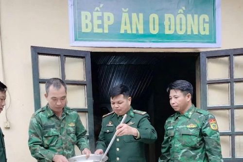 Ấm áp 'Bếp ăn 0 đồng' cho bệnh nhân nghèo ở Trịnh Tường