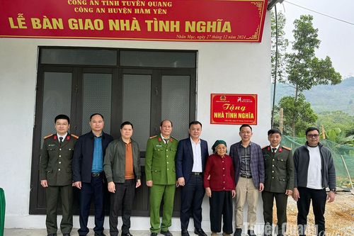 Công an huyện Hàm Yên trao tặng nhà tình nghĩa cho hộ nghèo xã Nhân Mục