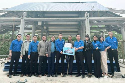 Bàn giao 30 triệu đồng hỗ trợ xây nhà cho gia đình chính sách