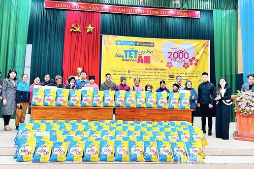 Trao 350 suất quà cho hộ chính sách, hộ nghèo thị trấn Sơn Dương