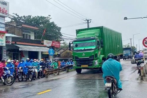 Lo ngại mất an toàn giao thông, Quảng Nam cấm xe sơ mi rơ moóc, xe kéo rơ moóc qua cầu Phong Thử