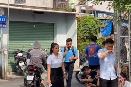 Nhiều người đến hiện trường vụ cháy ngóng tin tức thân nhân