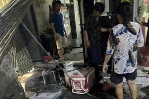 Ba đứa trẻ được cứu khỏi căn nhà trong hẻm phát hỏa lúc rạng sáng