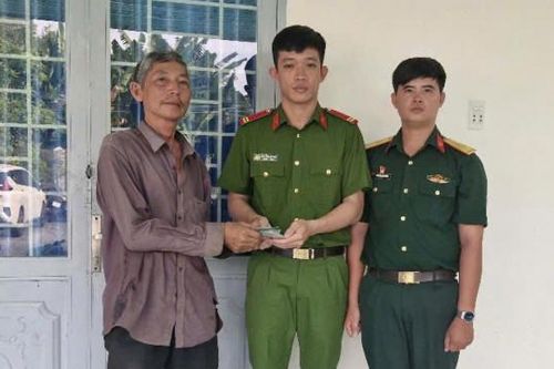 Người đàn ông vui mừng nhận lại 13 nhẫn vàng và giấy tờ tùy thân bị đánh rơi