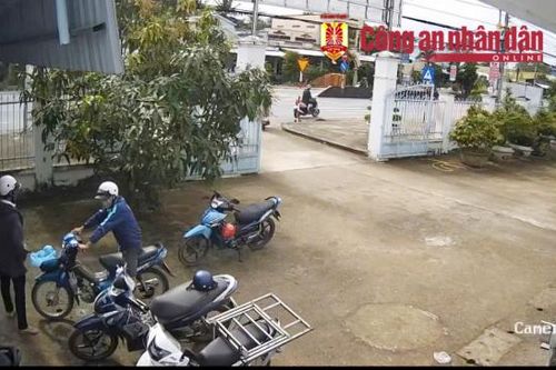 Hai đối tượng ngang nhiên vào trụ sở xã trộm xe máy