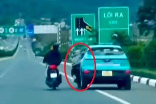 Điều tra vụ thanh niên đu cửa taxi trên cao tốc