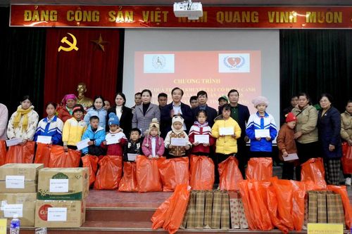 Tặng 50 suất quà cho trẻ em khuyết tật huyện Nguyên Bình
