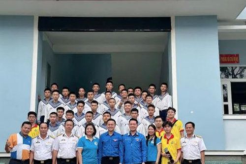 Chi đoàn KTNN chuyên ngành Ia: Trao quà Xuân biên giới - Tết hải đảo cho cán bộ chiến sỹ nhà giàn DK1