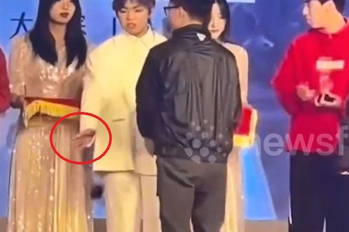 Sốc với màn 'ném cúp' ngay trên sân khấu vì…chỉ được giải nhì