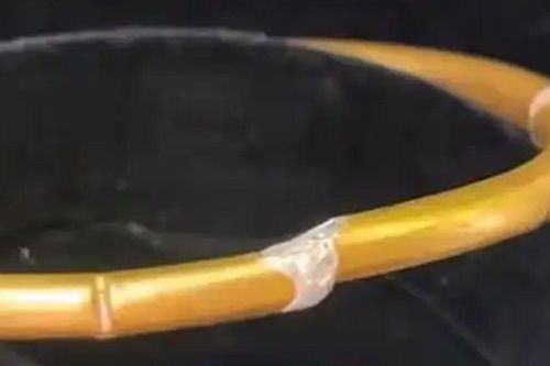 Mua vòng vàng hơn 45 triệu đồng, người phụ nữ ngỡ ngàng khi đi bán biến thành vòng bạc, giá chỉ vài trăm nghìn