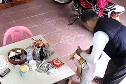 Bố chồng luôn nói không thích cháu nội, con dâu đi làm xem camera giám sát ở nhà thì rơi nước mắt