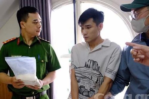 Tạm giữ hình sự 2 du khách mua bán, tàng trữ trái phép chất ma túy