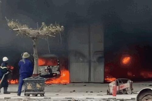 Hà Nội: Chập điện khoang máy ô tô gây cháy cả gara ở Đan Phượng