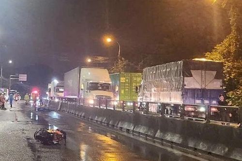 Chạy xe máy tự đâm vào dải phân cách, 3 người tử vong tại chỗ