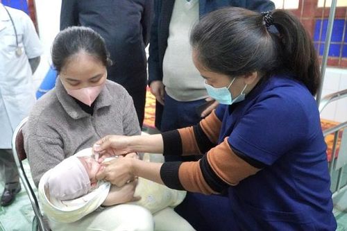 Quảng Bình đồng loạt cho trẻ dưới 1 tuổi uống vaccine Rota