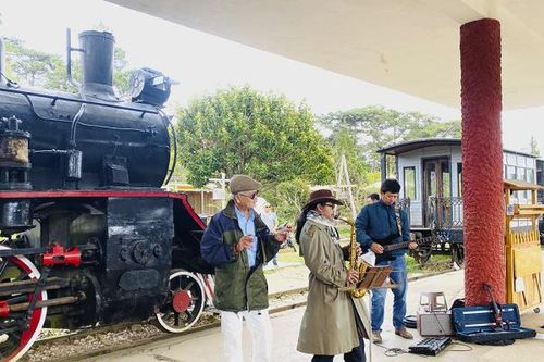 Vẳng nghe tiếng còi tàu trên núi