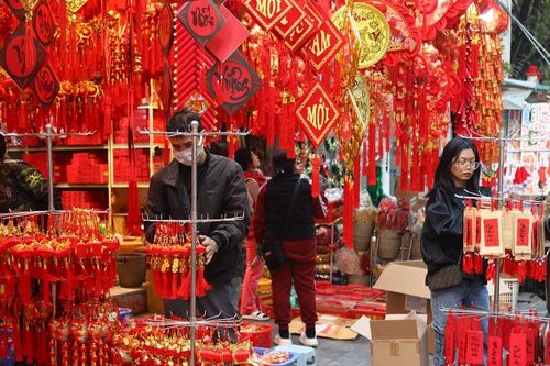 Phố cổ Hà Nội rực rỡ sắc màu đón Tết