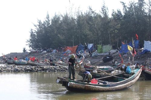 Ngư dân phấn khởi vươn khơi