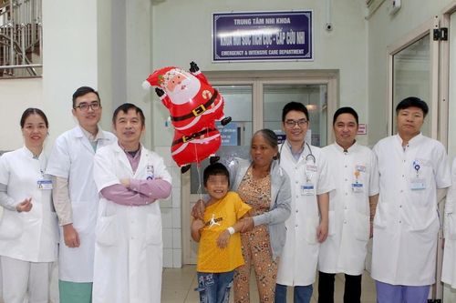 Cháu bé uống nhầm thuốc trừ sâu để trong chai nước ngọt