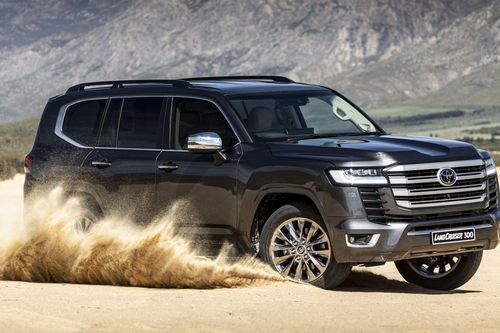 Toyota Land Cruiser 300 mới lộ ảnh nội thất với nhiều nâng cấp