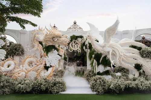 Cận cảnh cổng cưới rồng phụng khổng lồ gây sốt ở miền Tây