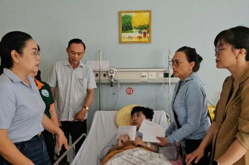 TP Hồ Chí Minh: thăm hỏi nạn nhân bị thương trong vụ cháy tại Thủ Đức