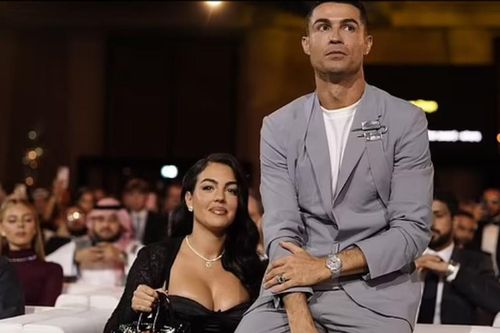 Ronaldo 'lỡ miệng' làm rộ tin đồn đã bí mật kết hôn với bạn gái 30 tuổi
