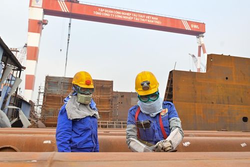 Vững vàng đôi bàn tay của những người thợ đóng tàu Nam Triệu