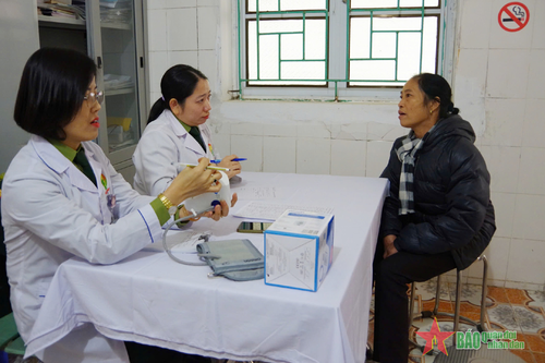 Bệnh viện Quân y 5 tặng quà, khám bệnh miễn phí tại xã Hữu Lợi (Yên Thủy, Hòa Bình)