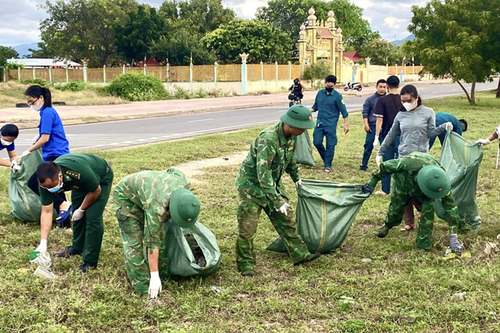 Bộ đội Biên phòng tỉnh Bình Thuận phối hợp ra quân vệ sinh môi trường