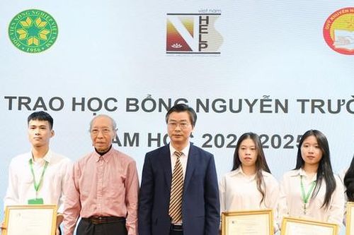 Câu chuyện truyền cảm hứng từ những sinh viên vượt khó nhận học bổng
