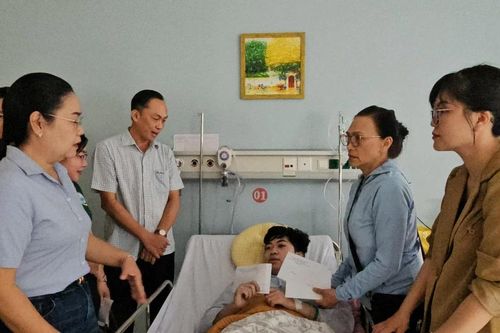 Thăm hỏi, động viên các nạn nhân trong vụ cháy nhà trọ ở TP Thủ Đức
