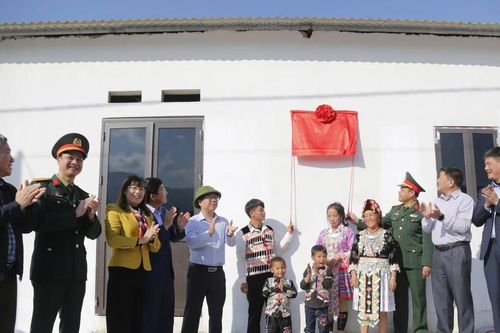 Bàn giao 37 ngôi nhà cho các gia đình bị thiệt hại do lũ quét tại xã Mường Pồn
