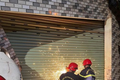 Xe tải mất lái lao vào ki-ốt bên đường, tài xế trọng thương mắc kẹt trong cabin