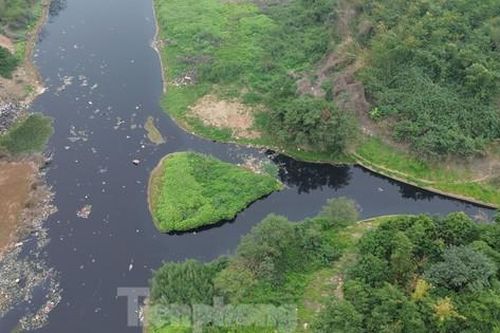 Hà Nội: Cận cảnh nước thải đen kịt đổ vào sông Đáy