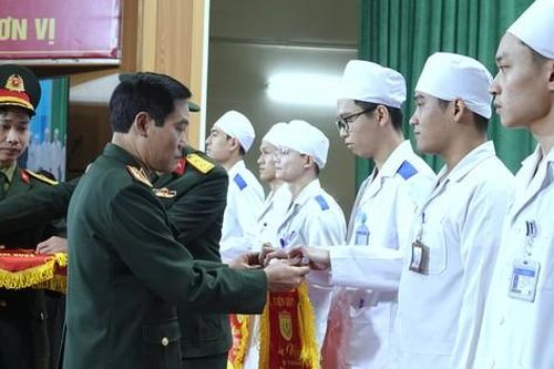 Học viên quân y Việt Nam và nước ngoài thể hiện kỹ năng y khoa