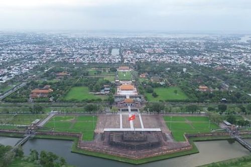 Sau khi thành lập, quận mới Phú Xuân tại Huế đóng trụ sở ở đâu?