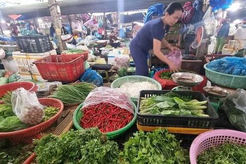 Đà Nẵng: Rau xanh tăng giá vùn vụt, cả người dân và hàng quán đều 'khóc ròng'