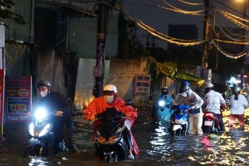 TPHCM: Mưa lớn như trút nước, đường phố, hầm chui ngập úng, xe 'chết máy' la liệt