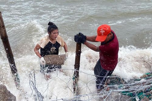 Dân cồn Nhất Trí ở Nha Trang thấp thỏm vì sóng biển 'tấn công' nhà cửa