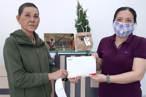 Bà Đồng Thị Bích được bạn đọc giúp đỡ hơn 35 triệu đồng