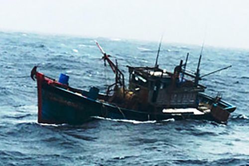 Tàu cá gặp nạn, 5 thuyền viên trôi dạt hơn 7 giờ trên biển
