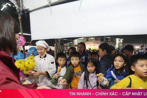 Sôi động 'phiên chợ cuối năm' ở Trường Albert Einstein Hà Tĩnh