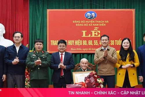 Trao Huy hiệu 80 năm tuổi Đảng cho đảng viên ở Thạch Hà