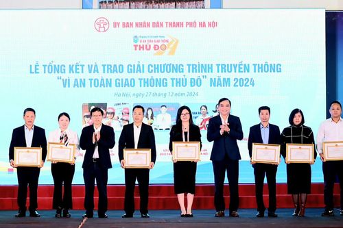 Mỗi người dân là một 'tuvên truyền viên' đắc lực cho an toàn giao thông Thủ đô