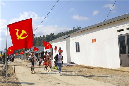 Bàn giao 35 ngôi nhà cho các gia đình bị mưa lũ tại Mường Pồn
